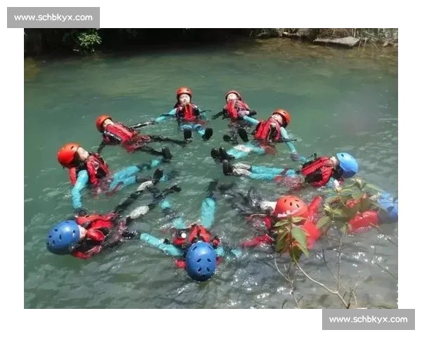 雨幕中的泳者：拥抱自然的清凉仪式